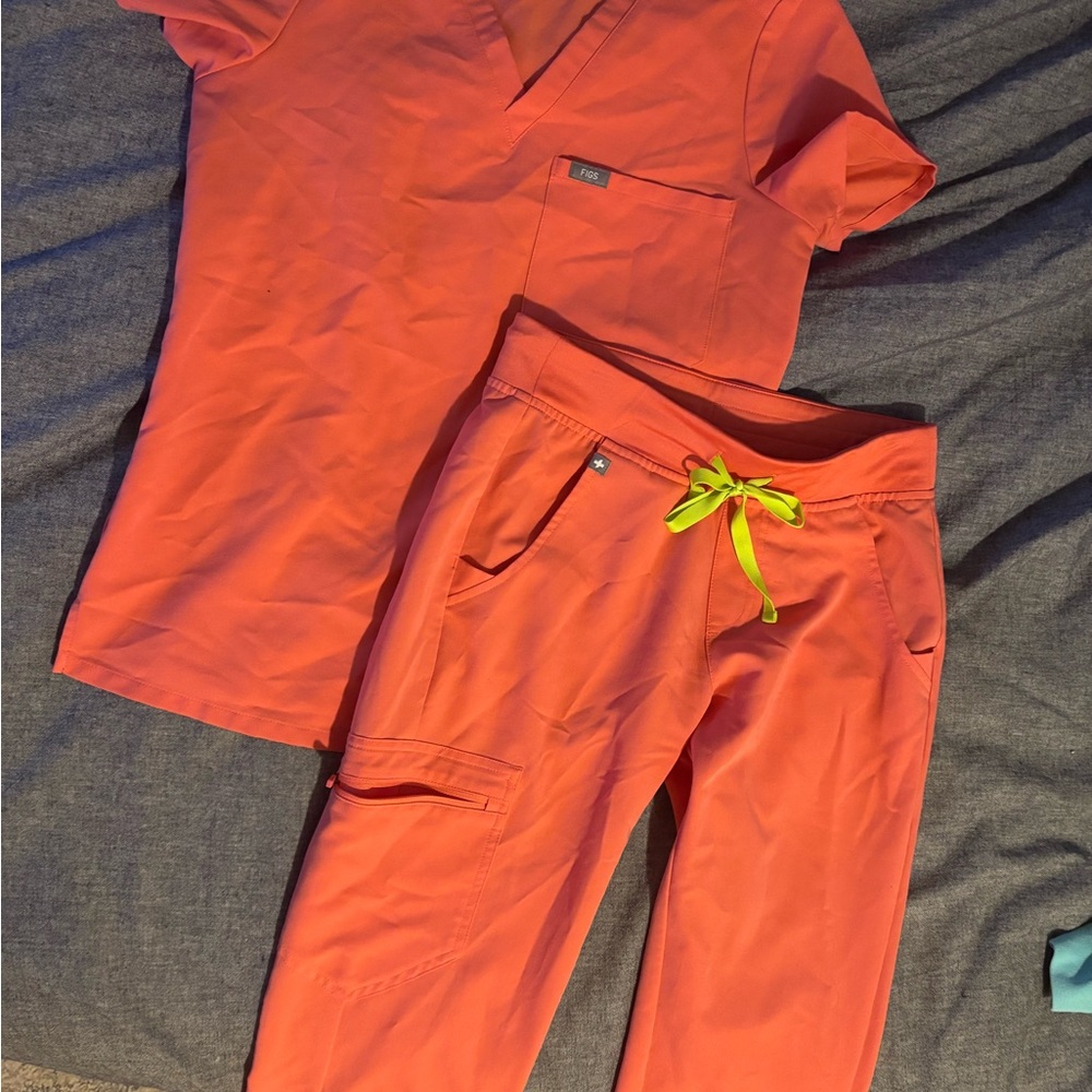 Figs Hot Coral scrub set